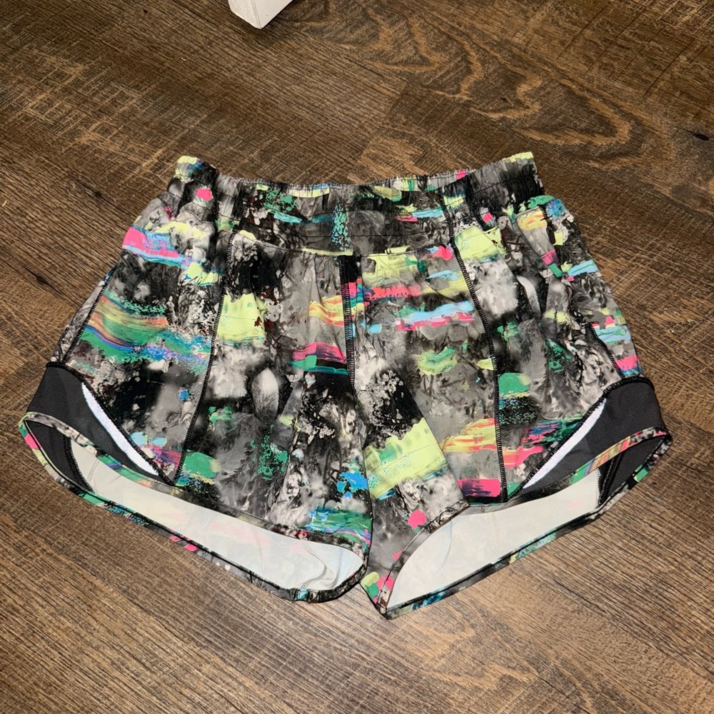 Lululemon Women's “paint splatter” Athletic Shorts 4’